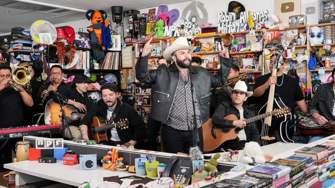 Carín León y sus músicos en el Tiny Desk Concert de NPR Music